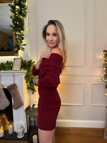 Bordó ejtett vállú kötött ruha