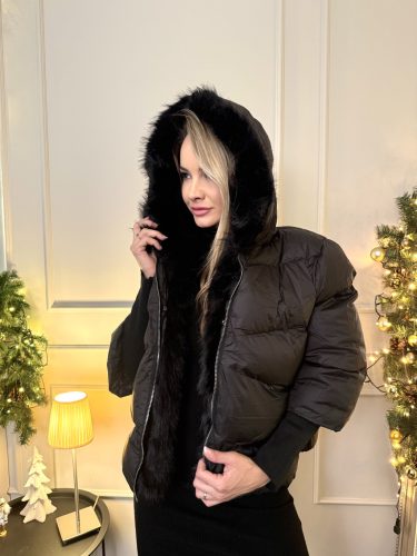 Fekete szörmegalléros kabát