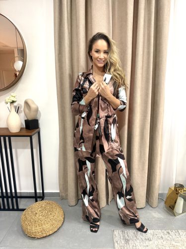 Bézs elegáns szett kék–fekete mintával