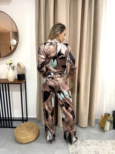 Bézs elegáns szett kék–fekete mintával