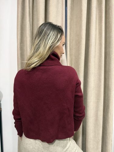 Bordó garbó pulóver gyöngygombokkal