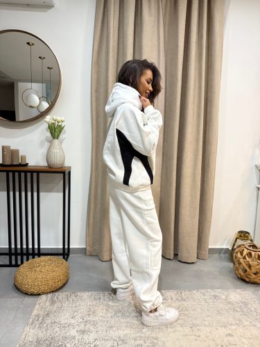 Fehér melegítõ fekete részletekkel