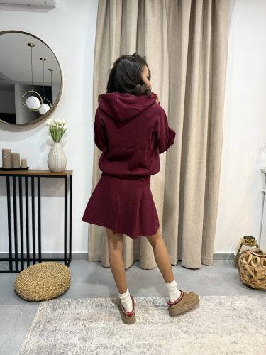 Bordó kapucnis szoknyás szett